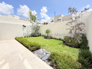 Zibatá. VENTA - Casa con amenidades y 4 recámaras con 1 en planta baja