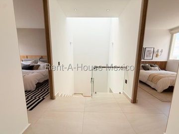 Zibatá. VENTA - Casa con amenidades y 4 recámaras con 1 en planta baja