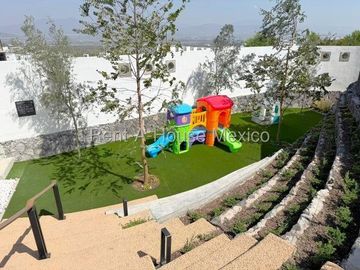 Zibatá. VENTA - Casa con amenidades y 4 recámaras con 1 en planta baja