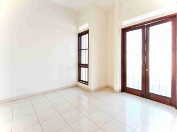 Dijual rumah siap huni lokasi strategis di Lebak Bulus