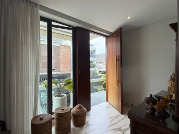 DIJUAL RUMAH TROPICAL MODERN 3 LANTAI CILANDAK 500 m² (ERFI - 08197740----)