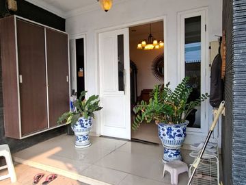 Rumah Mewah Modern 2,5 Lantai Furnish Lokasi Strategis Dekat Pusat Kuliner di Taman Ratu Jakarta Barat