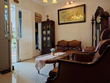 Rumah Mewah Modern 2,5 Lantai Furnish Lokasi Strategis Dekat Pusat Kuliner di Taman Ratu Jakarta Barat