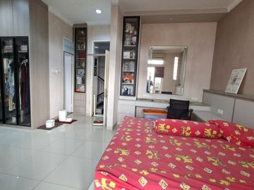 Rumah Mewah Modern 2,5 Lantai Furnish Lokasi Strategis Dekat Pusat Kuliner di Taman Ratu Jakarta Barat