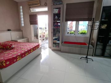 Rumah Mewah Modern 2,5 Lantai Furnish Lokasi Strategis Dekat Pusat Kuliner di Taman Ratu Jakarta Barat