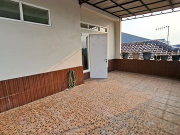 Rumah Mewah Modern 2,5 Lantai Furnish Lokasi Strategis Dekat Pusat Kuliner di Taman Ratu Jakarta Barat