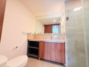 Jurica - VENTA. Departamento con 2 recámaras, área de TV, amenidades