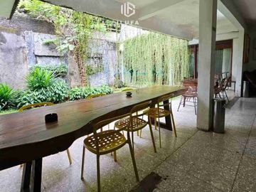 dijual dan disewakan bangunan cocok untuk usaha atau kantor bebas banjir parkiran luas lokasi sangat strategis kemang