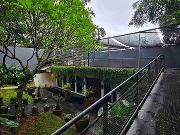 dijual dan disewakan bangunan cocok untuk usaha atau kantor bebas banjir parkiran luas lokasi sangat strategis kemang