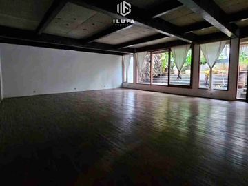 dijual dan disewakan bangunan cocok untuk usaha atau kantor bebas banjir parkiran luas lokasi sangat strategis kemang