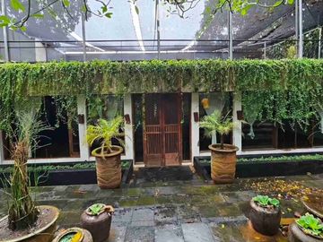 dijual dan disewakan bangunan cocok untuk usaha atau kantor bebas banjir parkiran luas lokasi sangat strategis kemang