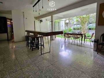 dijual dan disewakan bangunan cocok untuk usaha atau kantor bebas banjir parkiran luas lokasi sangat strategis kemang