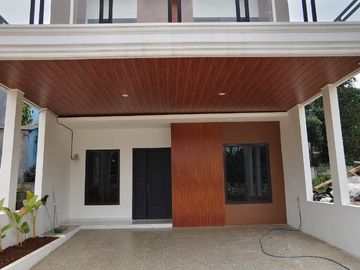 Hunian exclusive 2 lantai mewah super strategis dekat pintu tol Jatiwarna