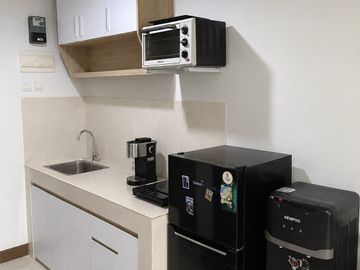 DISEWAKAN UNIT APARTEMEN RAPI  FULL FURNISH LOKASI SUPER STRATEGIS!