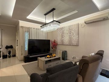 Rumah DE MANSION ALAM SUTERA Full Furnished 3 Lantai shm bisa kpr