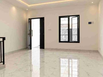 Dijual Rumah Baru Posisi Hook 3 Lantai Bebas Banjir di Taman Ratu