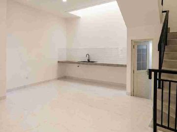 Dijual Rumah Baru Posisi Hook 3 Lantai Bebas Banjir di Taman Ratu