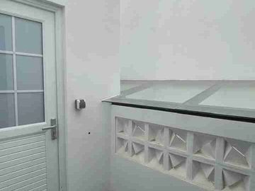 Dijual Rumah Baru Posisi Hook 3 Lantai Bebas Banjir di Taman Ratu