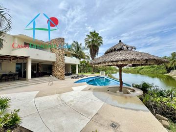 Terraza con asoleadero, alberca privada, pool bar y vista al campo de golf