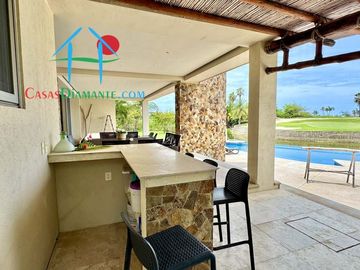 Terraza con asoleadero, alberca privada, pool bar y vista al campo de golf
