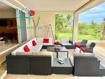 Terraza con asoleadero, alberca privada, pool bar y vista al campo de golf