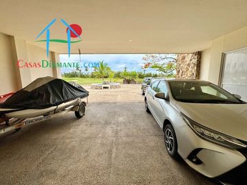 Terraza con asoleadero, alberca privada, pool bar y vista al campo de golf