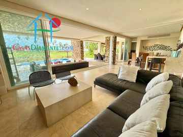 Terraza con asoleadero, alberca privada, pool bar y vista al campo de golf