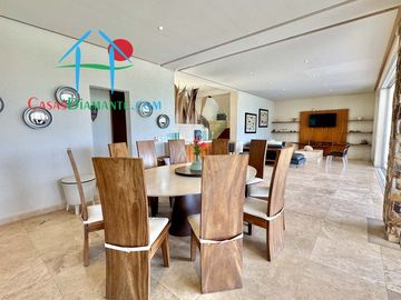 Terraza con asoleadero, alberca privada, pool bar y vista al campo de golf