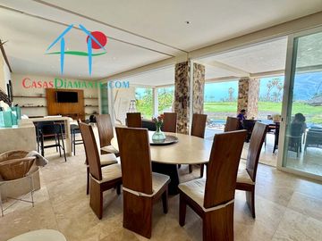 Terraza con asoleadero, alberca privada, pool bar y vista al campo de golf