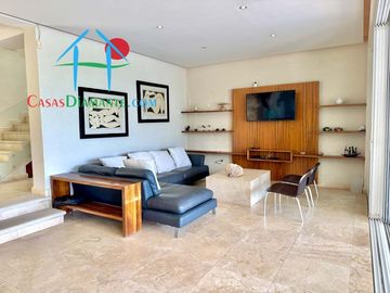 Terraza con asoleadero, alberca privada, pool bar y vista al campo de golf