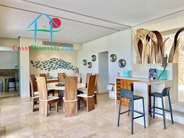 Terraza con asoleadero, alberca privada, pool bar y vista al campo de golf