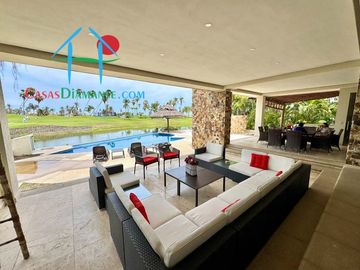 Terraza con asoleadero, alberca privada, pool bar y vista al campo de golf