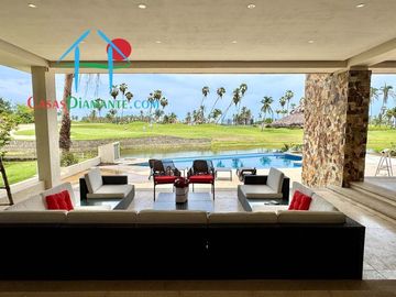 Terraza con asoleadero, alberca privada, pool bar y vista al campo de golf