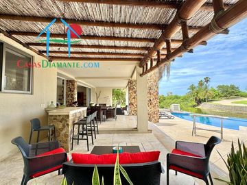 Terraza con asoleadero, alberca privada, pool bar y vista al campo de golf