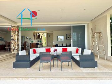 Terraza con asoleadero, alberca privada, pool bar y vista al campo de golf