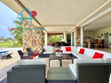 Terraza con asoleadero, alberca privada, pool bar y vista al campo de golf