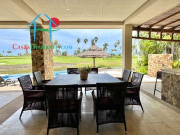 Terraza con asoleadero, alberca privada, pool bar y vista al campo de golf