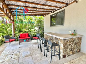 Terraza con asoleadero, alberca privada, pool bar y vista al campo de golf
