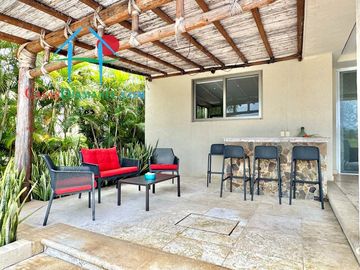Terraza con asoleadero, alberca privada, pool bar y vista al campo de golf