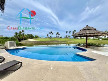 Terraza con asoleadero, alberca privada, pool bar y vista al campo de golf