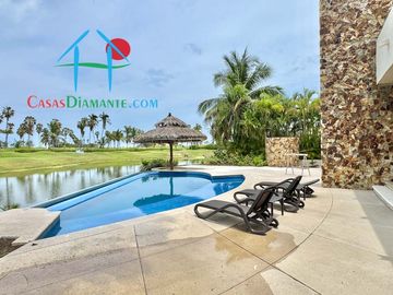 Terraza con asoleadero, alberca privada, pool bar y vista al campo de golf