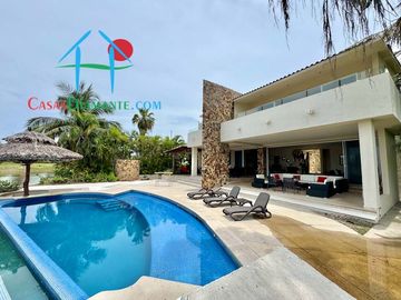 Terraza con asoleadero, alberca privada, pool bar y vista al campo de golf