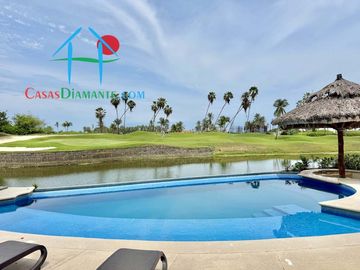 Terraza con asoleadero, alberca privada, pool bar y vista al campo de golf