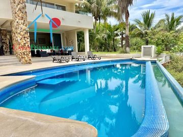 Terraza con asoleadero, alberca privada, pool bar y vista al campo de golf