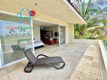 Terraza con asoleadero, alberca privada, pool bar y vista al campo de golf