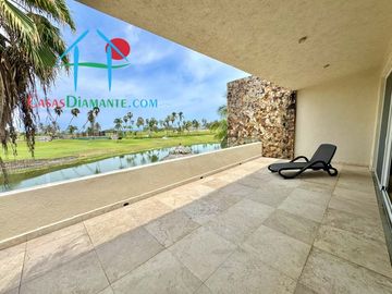 Terraza con asoleadero, alberca privada, pool bar y vista al campo de golf