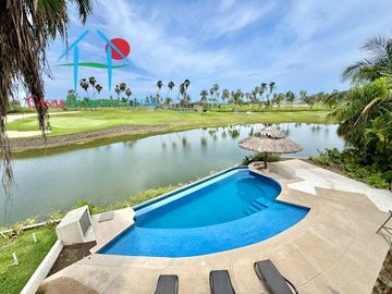 Terraza con asoleadero, alberca privada, pool bar y vista al campo de golf