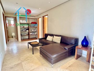Terraza con asoleadero, alberca privada, pool bar y vista al campo de golf