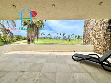 Terraza con asoleadero, alberca privada, pool bar y vista al campo de golf