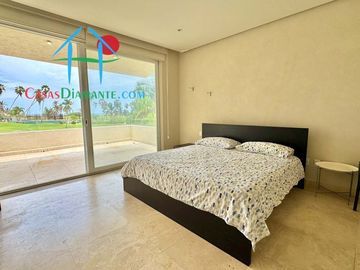 Terraza con asoleadero, alberca privada, pool bar y vista al campo de golf